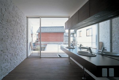 2階テラスにつながる洗面所 (『sukatto』厳しい気候でも活力ある暮らしができる家)