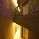 『N Residence』柔らかな光に満たされた二世帯住宅の写真 階段上部-吹き抜け