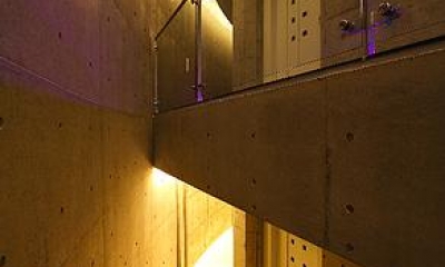 『N Residence』柔らかな光に満たされた二世帯住宅 (階段上部-吹き抜け)