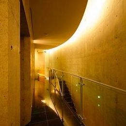 『N Residence』柔らかな光に満たされた二世帯住宅 (クールな2階ホール-2)