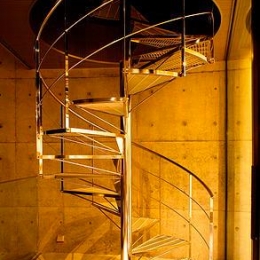 『N Residence』柔らかな光に満たされた二世帯住宅-スタイリッシュな螺旋階段
