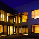 『N Residence』柔らかな光に満たされた二世帯住宅の写真 中庭-夜景