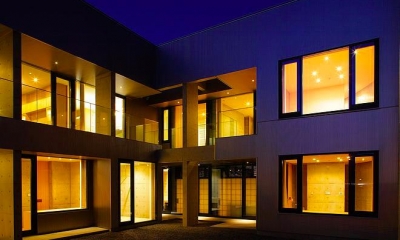 『N Residence』柔らかな光に満たされた二世帯住宅 (中庭-夜景)