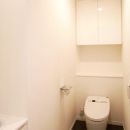 壁も床も白くさわやかにの写真 シンプルな白いトイレ