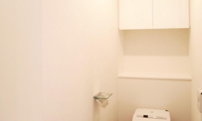 シンプルな白いトイレ｜壁も床も白くさわやかに