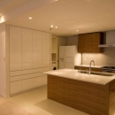 専有面積200m2のビンテージマンションフルリフォームの写真 動きやすさや収納力を重視したキッチン