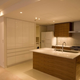 専有面積200m2のビンテージマンションフルリフォーム (動きやすさや収納力を重視したキッチン)