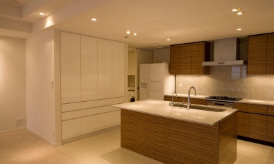 動きやすさや収納力を重視したキッチン｜専有面積200m2のビンテージマンションフルリフォーム