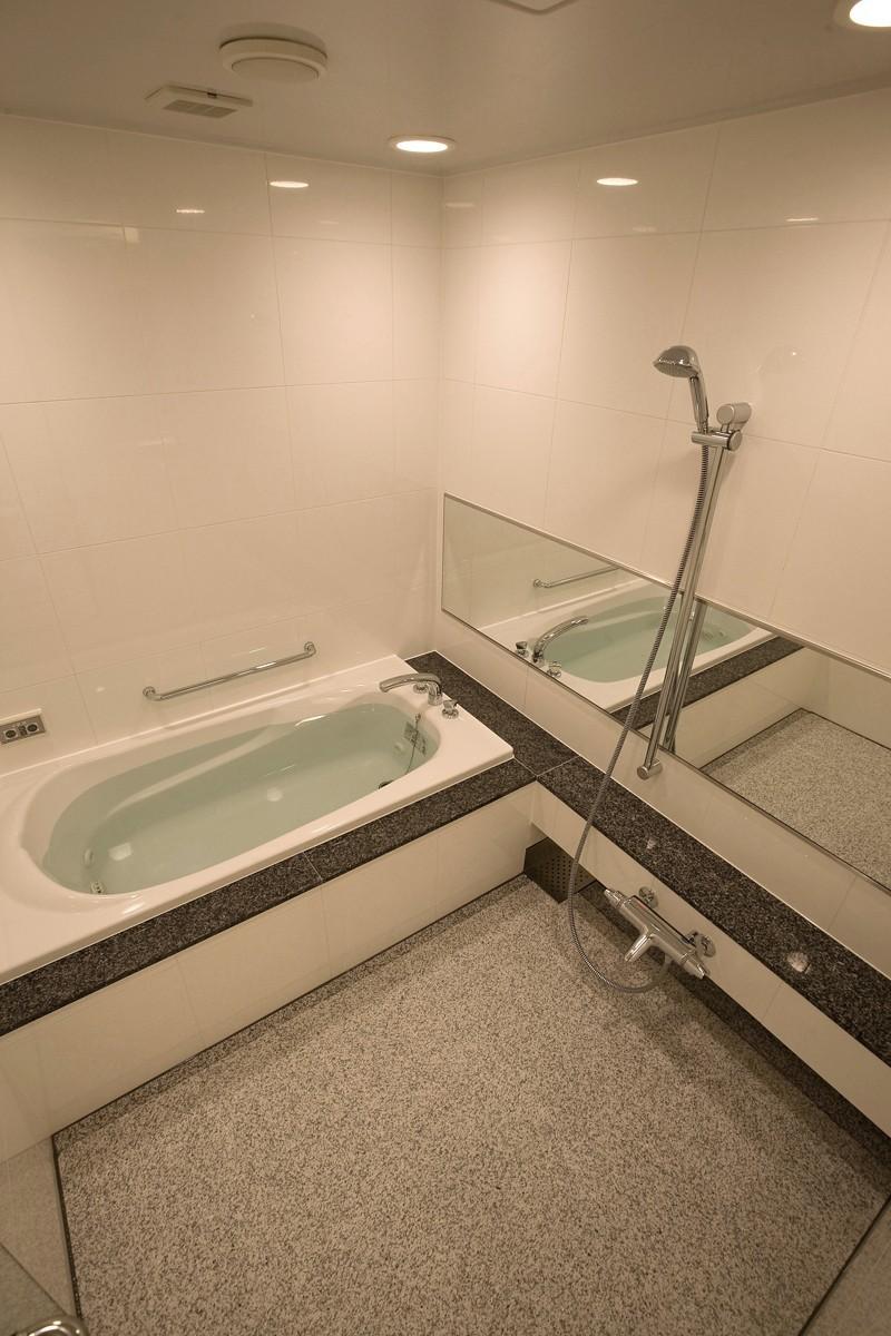 バス/トイレ事例：自然石を使ったバスルーム（専有面積200m2のビンテージマンションフルリフォーム）