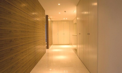 専有面積200m2のビンテージマンションフルリフォーム (収納の多い廊下)