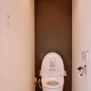 築42年のマンションをデザインを重視しつつバリアフリーにの写真 シンプルなトイレ