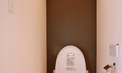 シンプルなトイレ｜築42年のマンションをデザインを重視しつつバリアフリーに