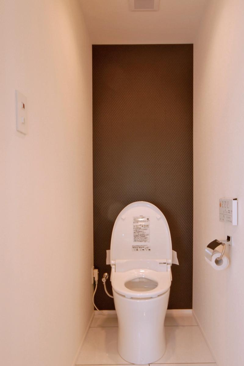バス/トイレ事例：シンプルなトイレ（築42年のマンションをデザインを重視しつつバリアフリーに）