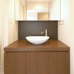 築42年のマンションをデザインを重視しつつバリアフリーに-コンパクトな洗面台