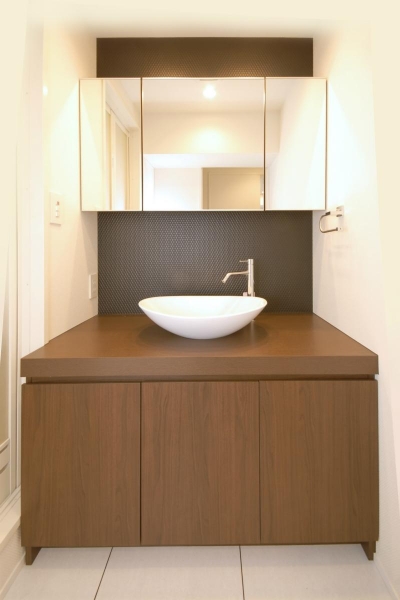コンパクトな洗面台 (築42年のマンションをデザインを重視しつつバリアフリーに)