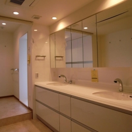 収納も手入れもしやすく-広々とした明るいダブルボウルの洗面室