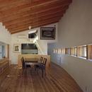 『岳見の家』～雑木林につつまれた住まい～の写真 ロフトへ上がる小さな階段のある部屋