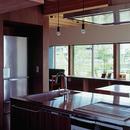 『蒲郡の家』～土間のダイニングキッチンのある家～の写真 キッチンからの連窓の向こうには雑木林