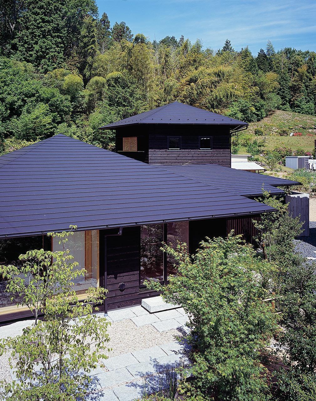 外観事例：山の風景に似合う屋根のデザイン（『塩河の家』〜里山の風景と暮らす家〜）