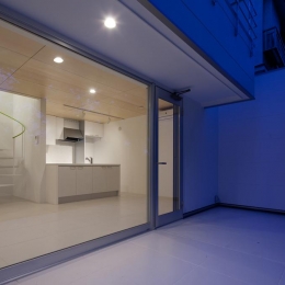 スタイリッシュなデザイン住宅・光の満ちる贅沢空間：杉並区K様邸 (大きな窓から見るＬＤＫ)