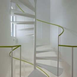 スタイリッシュなデザイン住宅・光の満ちる贅沢空間：杉並区K様邸-らせん階段