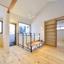 米沢・徳町の家の写真 ベンチのある洋室