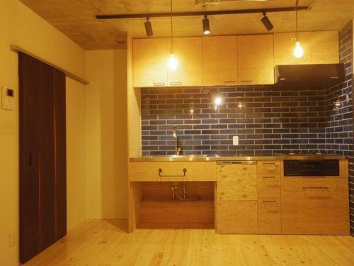 キッチン事例：レトロ感のあるタイルと構造用合板のオリジナルキッチン（THEレトロモダン）
