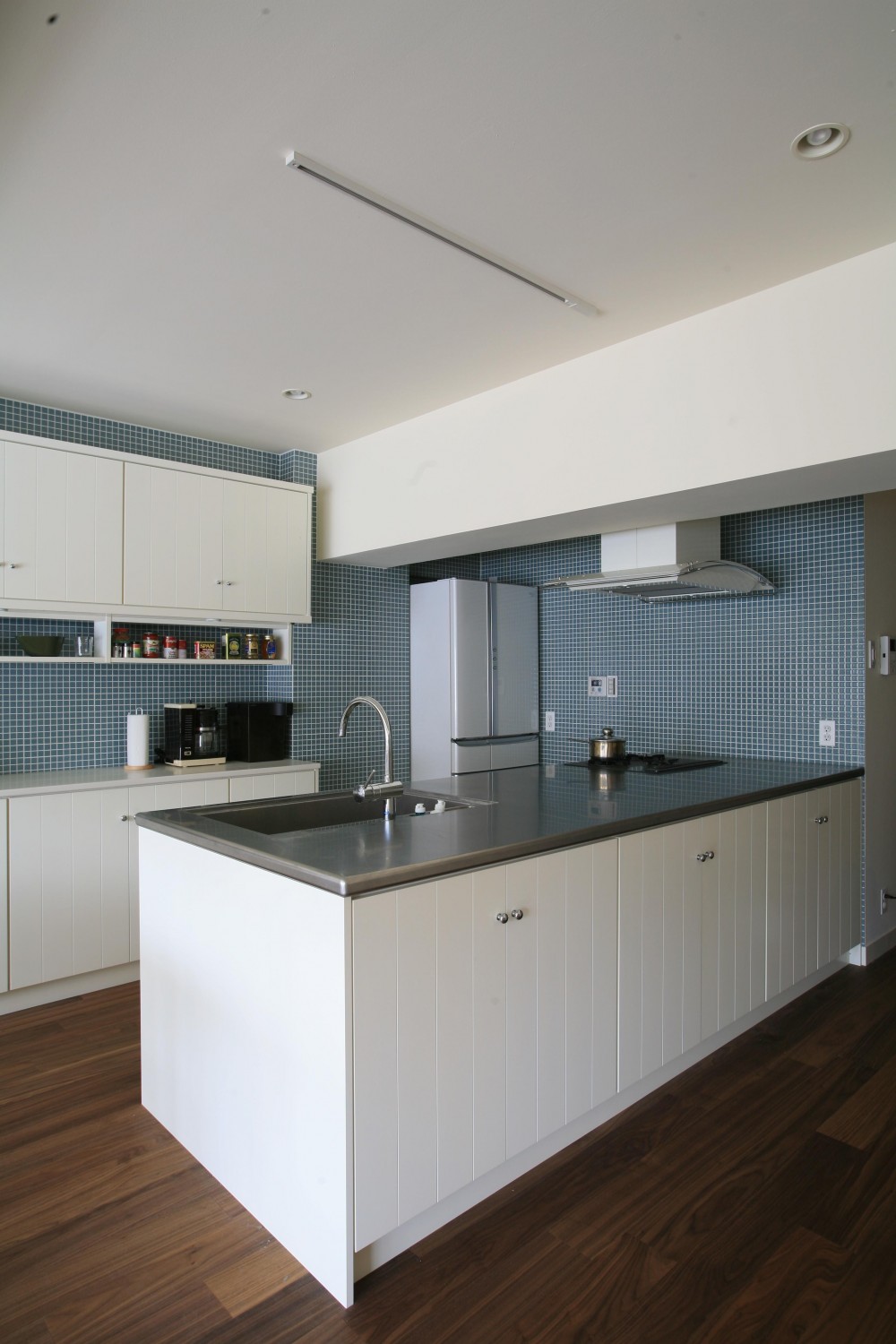 Y邸 (青と白を基調としたクールなキッチン)