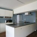 Y邸の写真 青と白を基調としたクールなキッチン