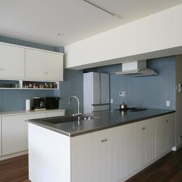 Y邸 (青と白を基調としたクールなキッチン)