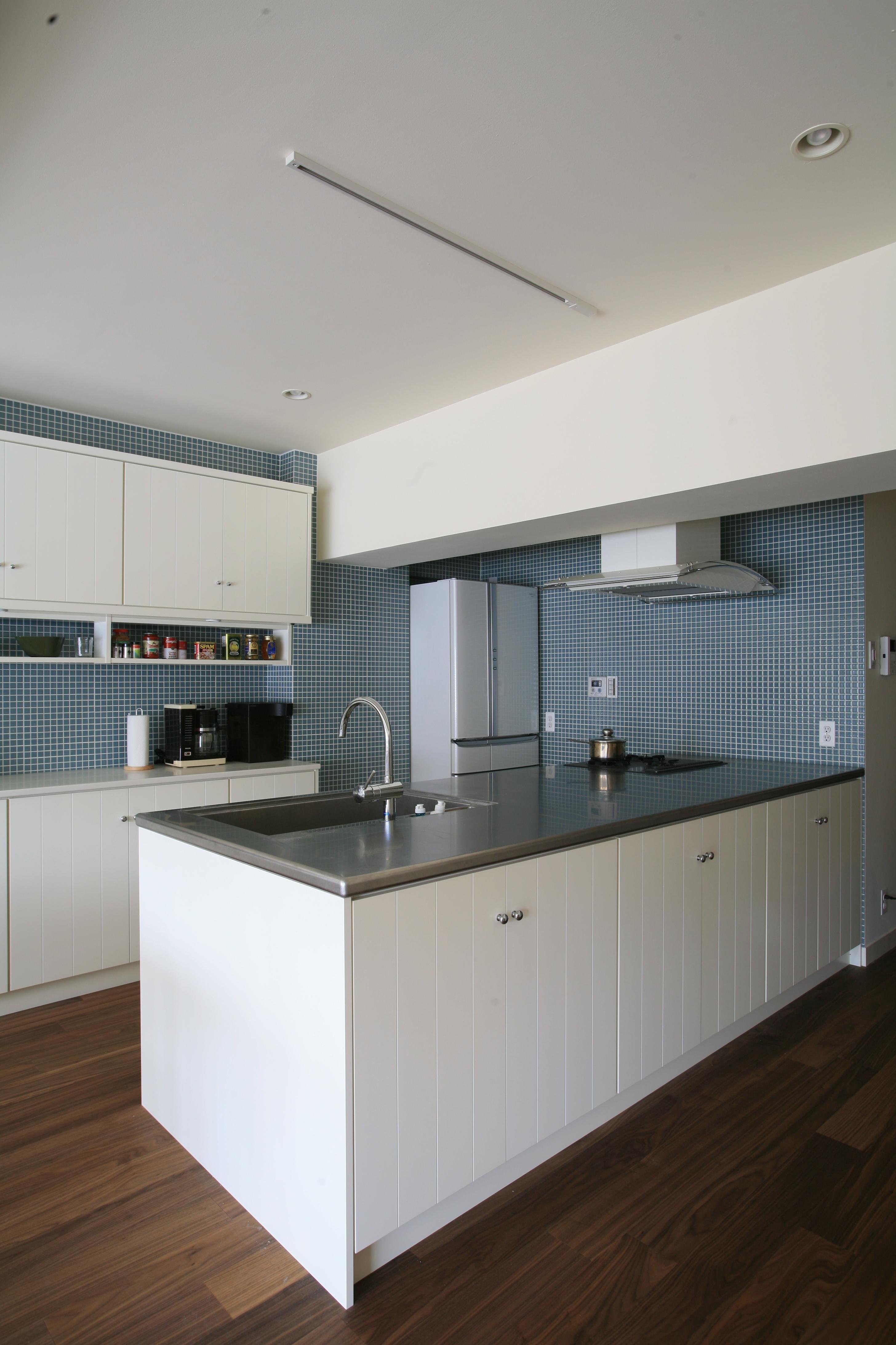 キッチン事例：青と白を基調としたクールなキッチン（Y邸）