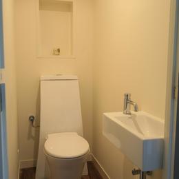 Y邸-すっきりと清潔感あるのトイレ