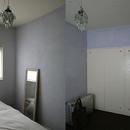 F邸の写真 ラベンダーカラーの壁紙が素敵な寝室