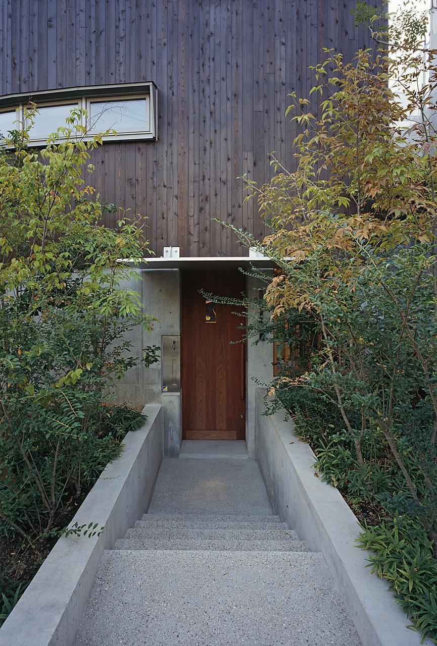 外観事例：緑に覆われた 玄関アプローチ（『岳見の家』～雑木林につつまれた住まい～）