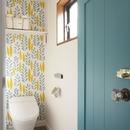 K邸の写真 北欧風な壁紙とドアが素敵なトイレ