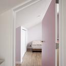 K邸の写真 淡いピンク色の寝室