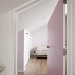 淡いピンク色の寝室 (K邸)