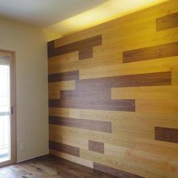木板壁とチェッカーガラスのある家-木板壁のあるLDK