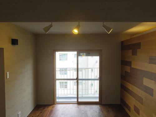 吉村建築設計リノベーションデザイン「木板壁とチェッカーガラスのある家」