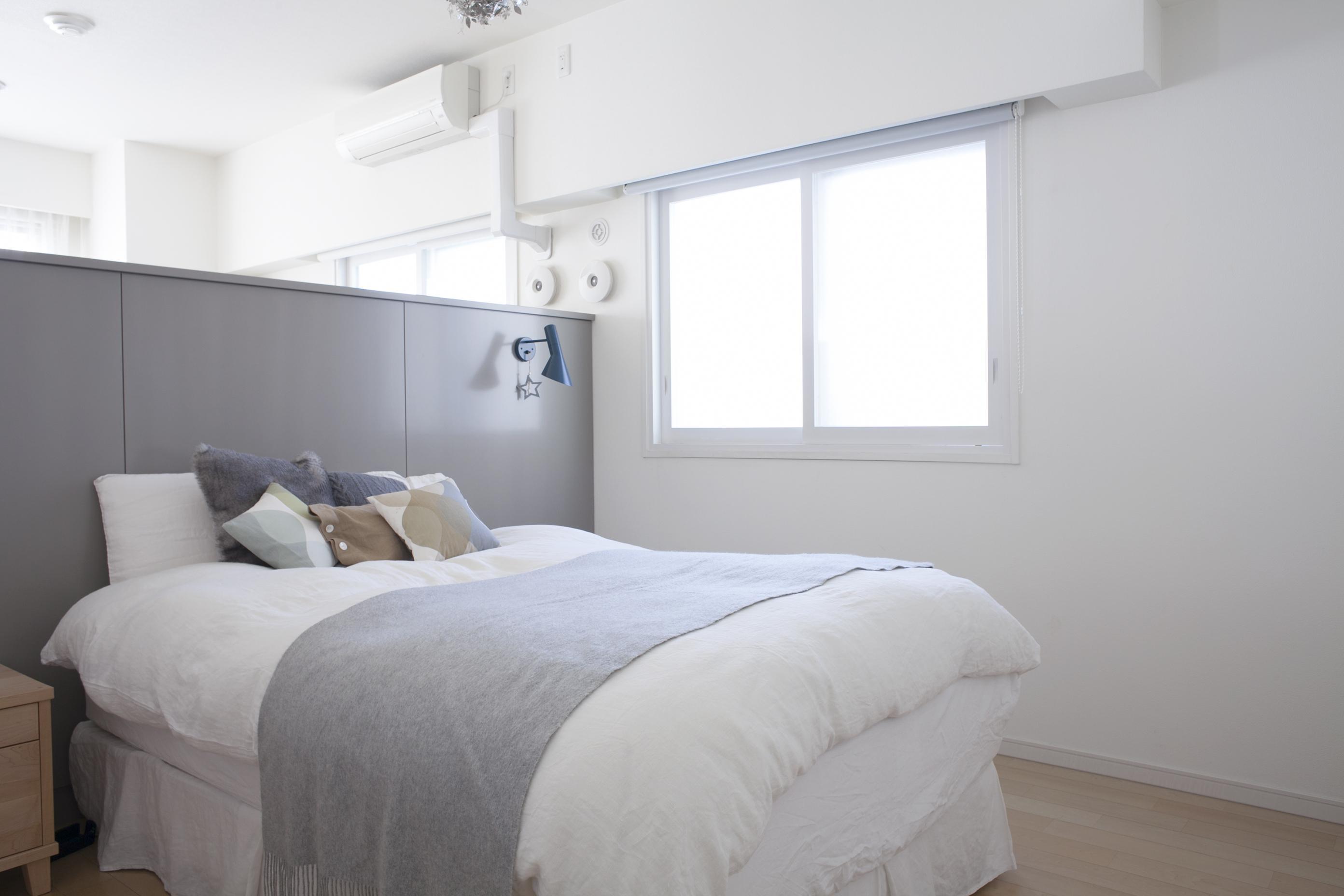 ベッドルーム事例：ホワイト&グレーの光が差し込む寝室（S邸）