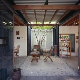 『知多の家』～緑のオアシス～（gallery & dining cafe）-中庭テラス・昼間
