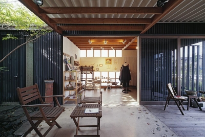 中庭テラスからギャラリースペースへ (『知多の家』～緑のオアシス～（gallery & dining cafe）)