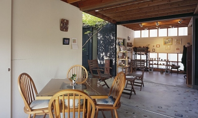 『知多の家』～緑のオアシス～（gallery & dining cafe） (カフェから中庭テラス・ギャラリーへ)