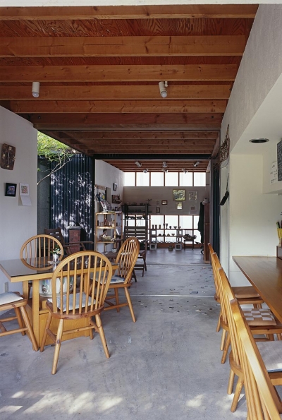 カフェから中庭・ダイニング　２ (『知多の家』～緑のオアシス～（gallery & dining cafe）)