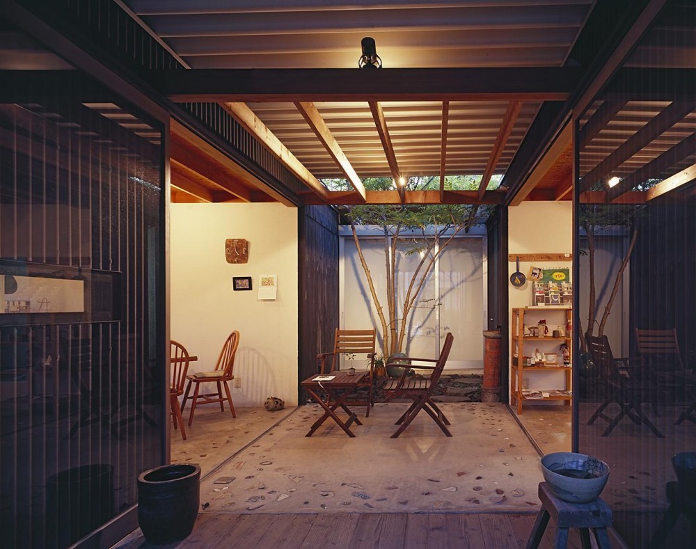 『知多の家』～緑のオアシス～（gallery & dining cafe） (中庭テラス（夕景）)