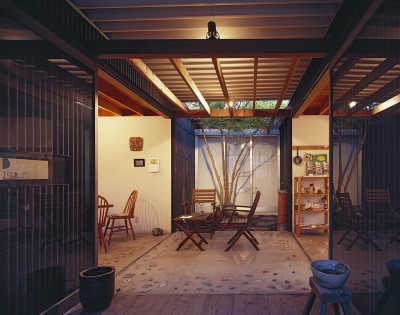 中庭テラス（夕景） (『知多の家』～緑のオアシス～（gallery & dining cafe）)