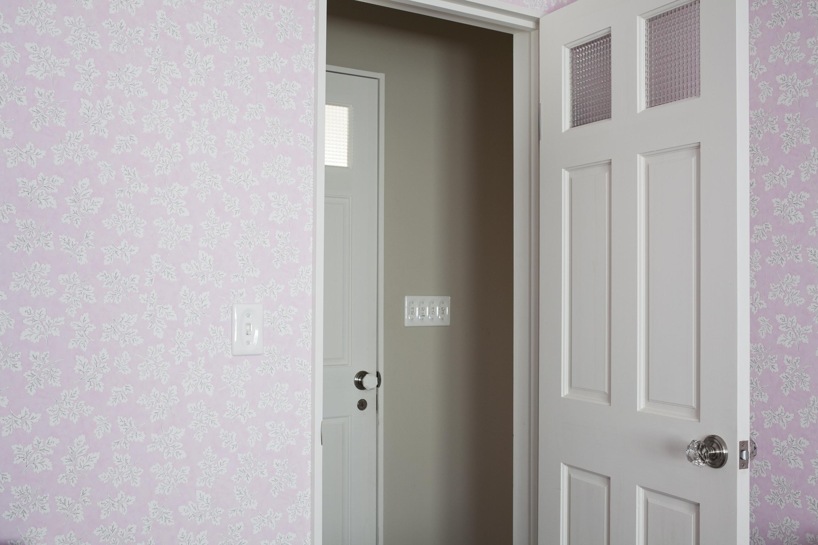 ベッドルーム事例：淡い色合いの壁紙の寝室（O邸）