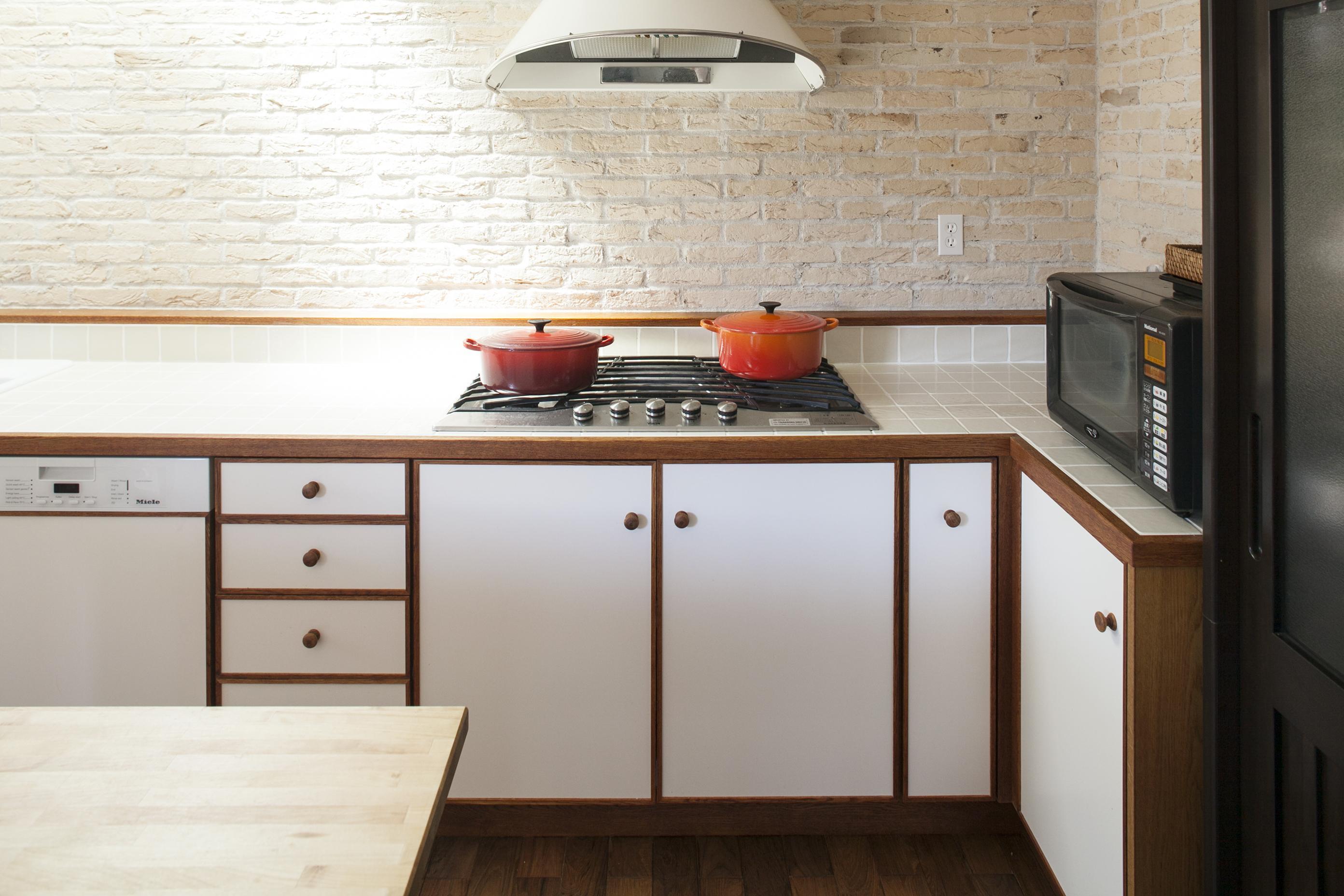 キッチン事例：木製のパイピングが美しいキッチン収納（O邸）