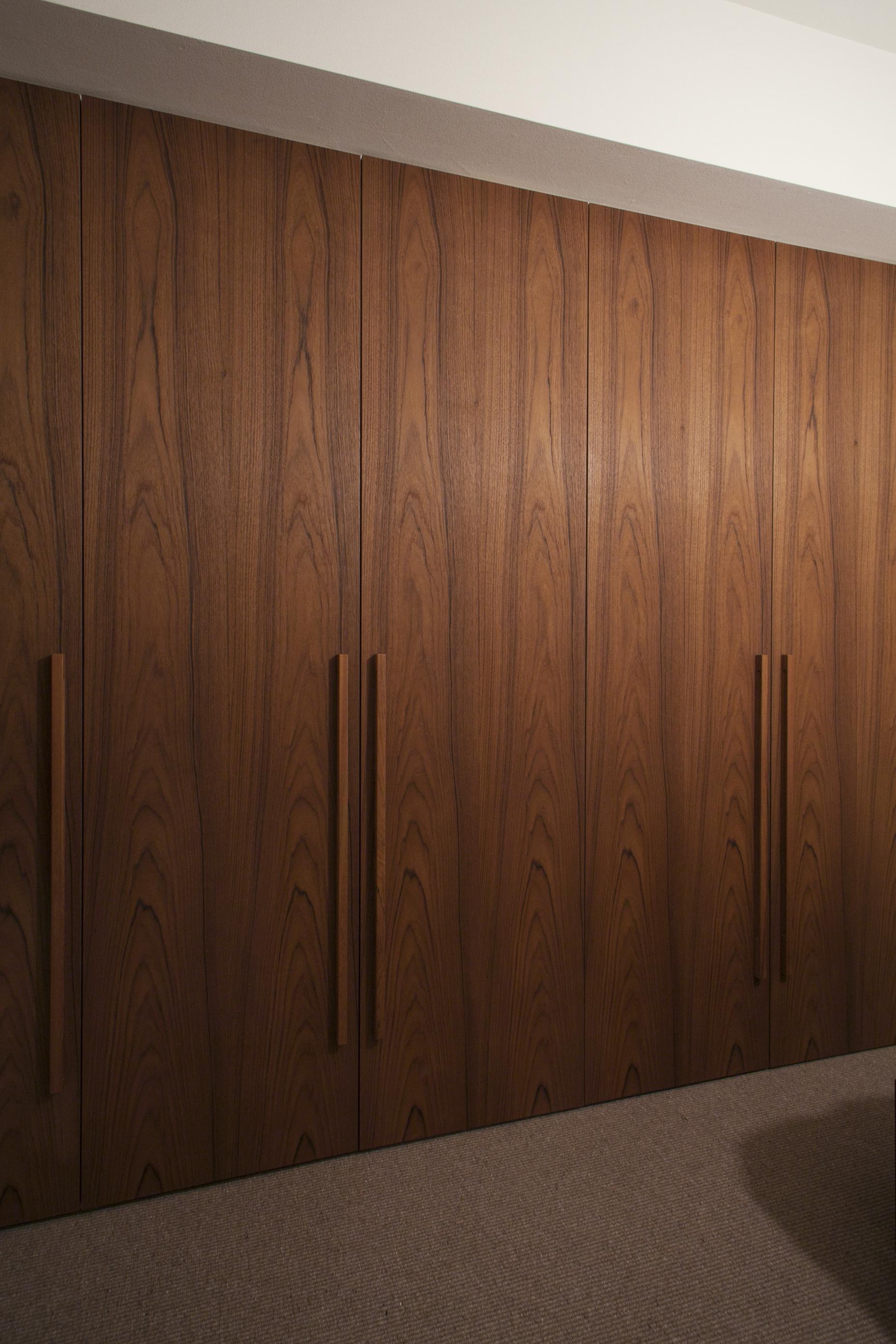 収納事例：クローゼットの扉を温かみのある木製に（A邸）