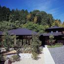 『塩河の家』〜里山の風景と暮らす家〜の写真 アプローチ遠景・山と似合う屋根並み